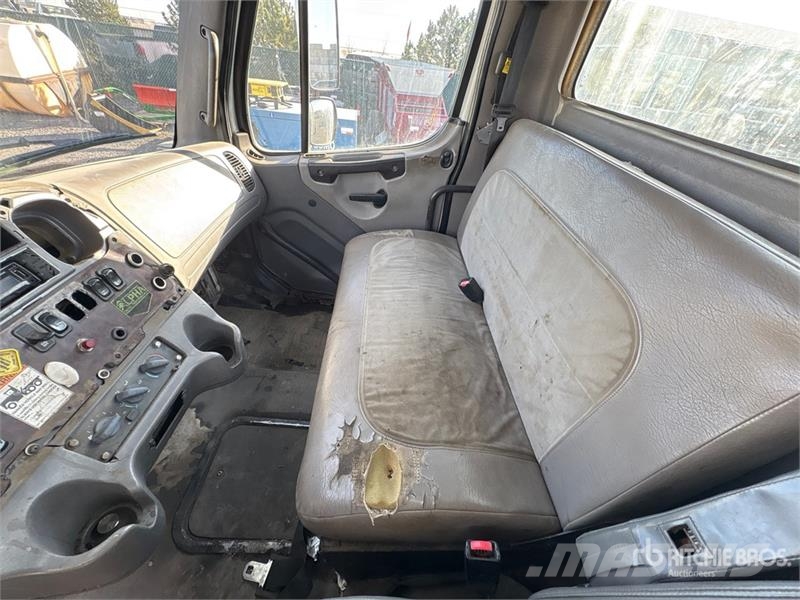 Freightliner M2 106 Kabine i unutrašnjost