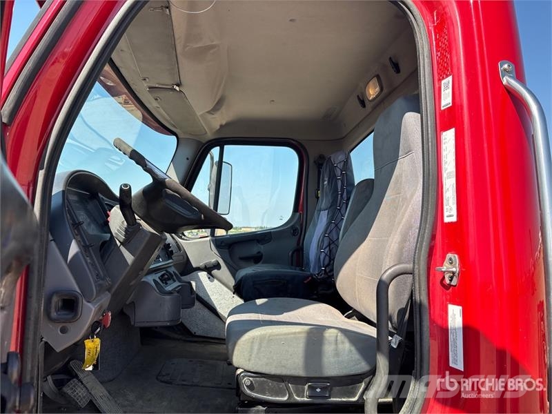 Freightliner M2 106 Kabiny a interiér