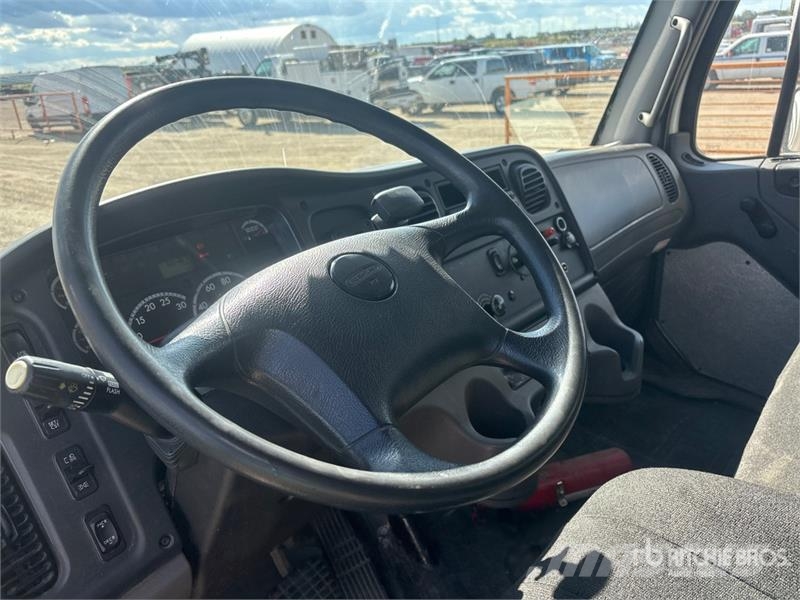 Freightliner M2 106 Фургони