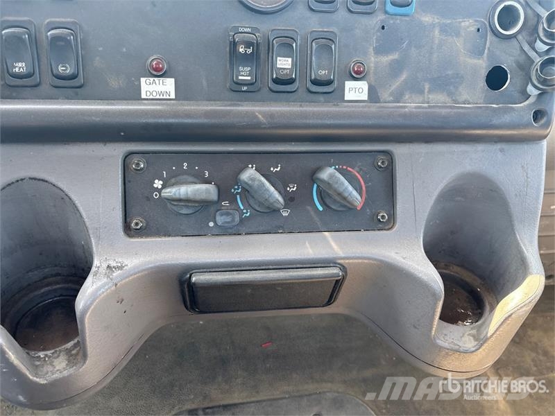 Freightliner M2 106 Kabiny a interiér