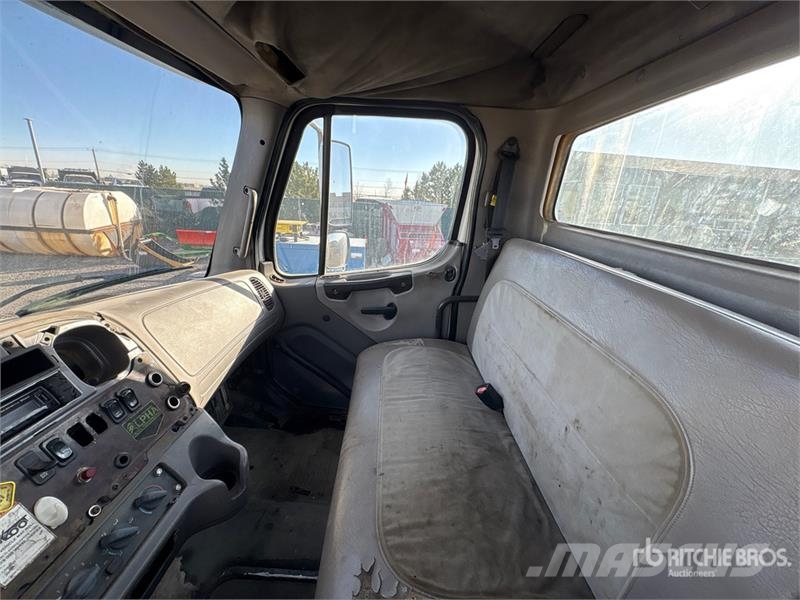 Freightliner M2 106 Kabine i unutrašnjost
