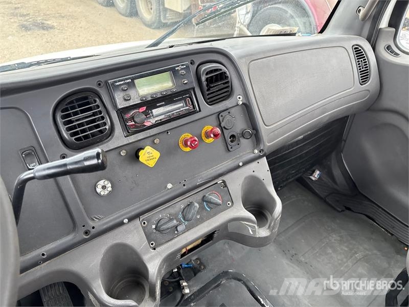 Freightliner M2 106 Kabine i unutrašnjost