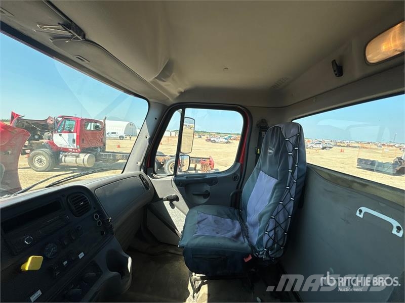 Freightliner M2 106 Kabiny a interiér