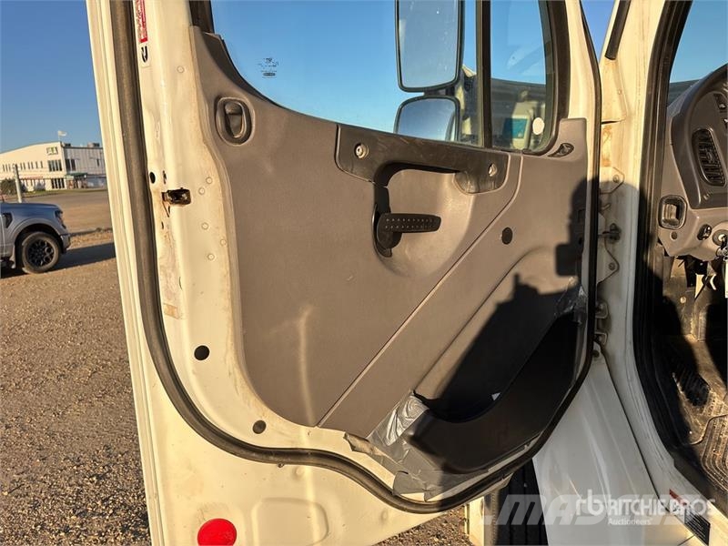 Freightliner M2 106 Мини бусове