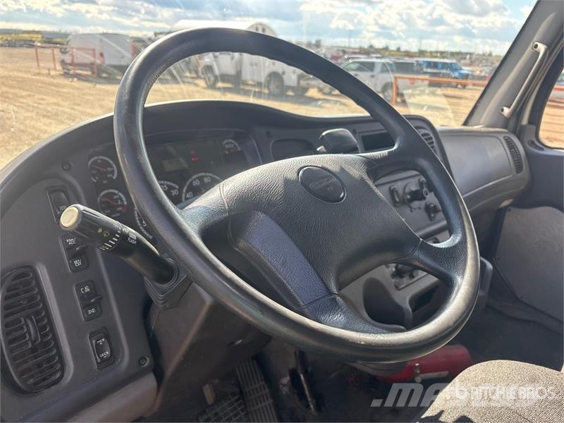 Freightliner M2 106 Фургони