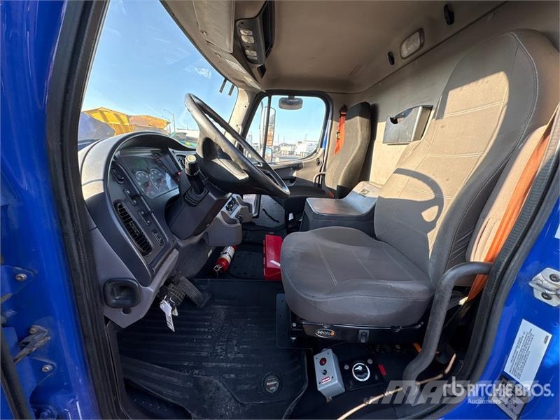 Freightliner M2 106 Hytter och interiör