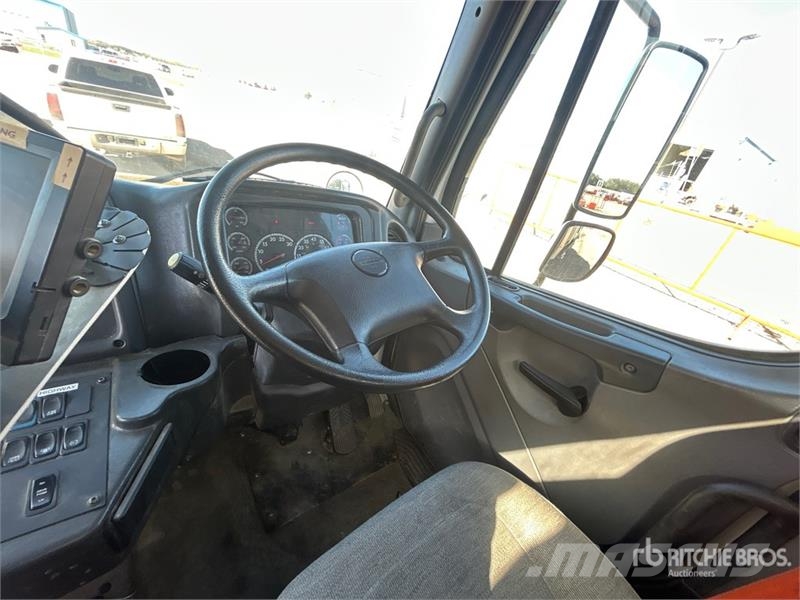 Freightliner M2 106 Šlavimo sunkvežimiai
