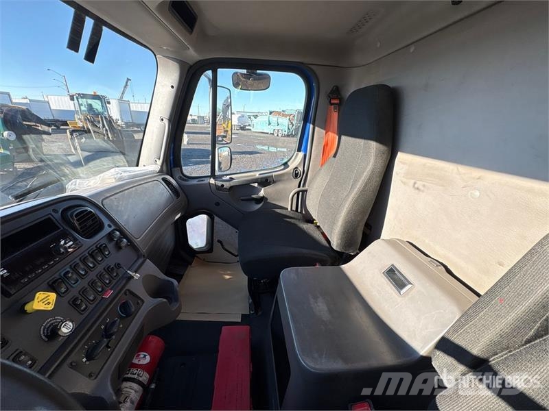 Freightliner M2 106 Hytter och interiör