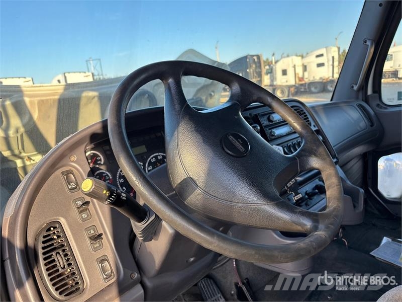 Freightliner M2 106 Мини бусове