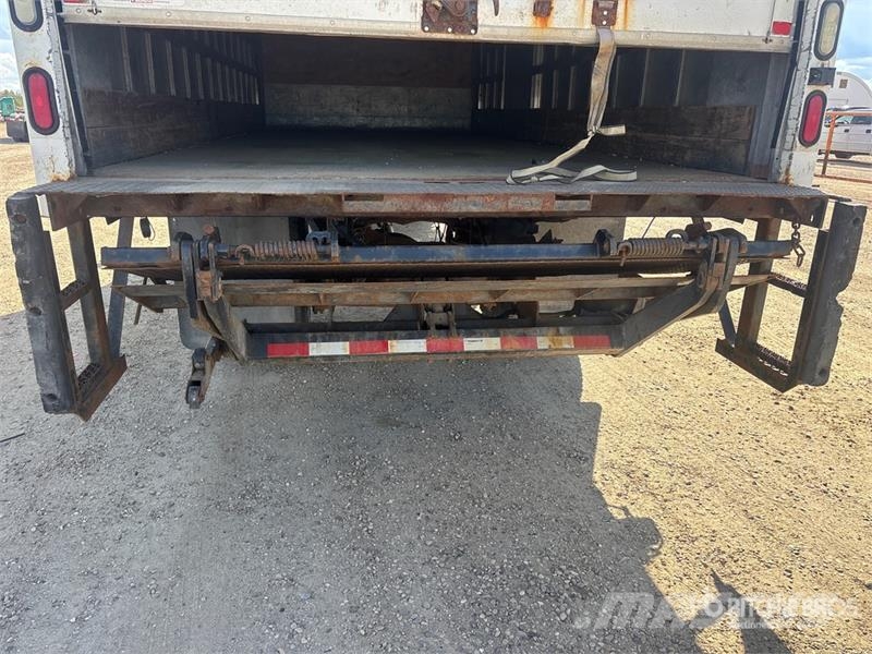Freightliner M2 106 Фургони