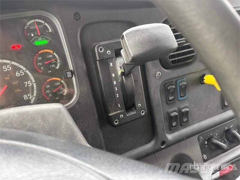 Freightliner M2 106 4x2 Van Truck Фургони