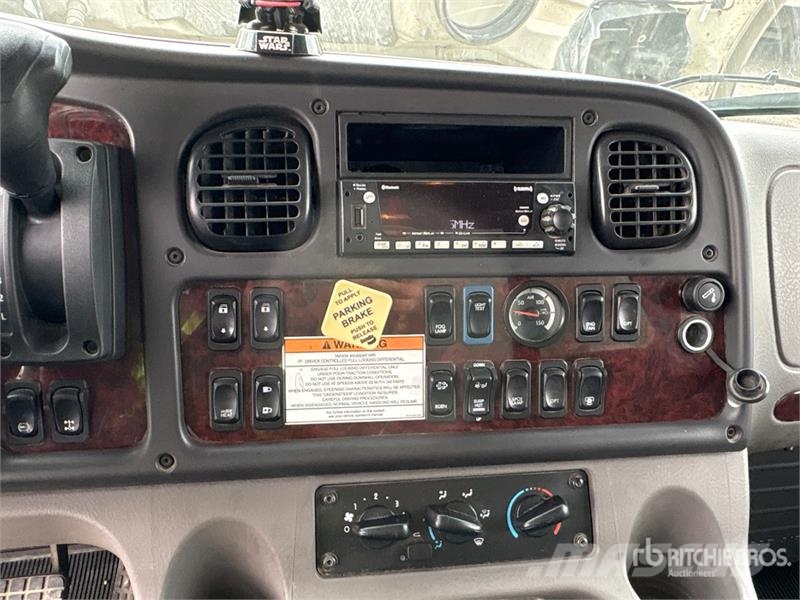 Freightliner M2 106 4x2 Freight Van Truck Фургони