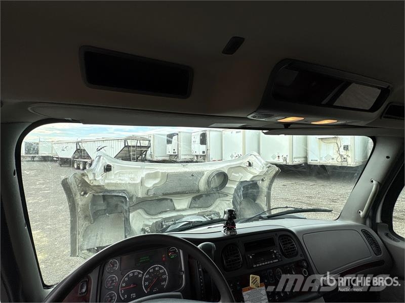 Freightliner M2 106 4x2 Freight Van Truck Фургони