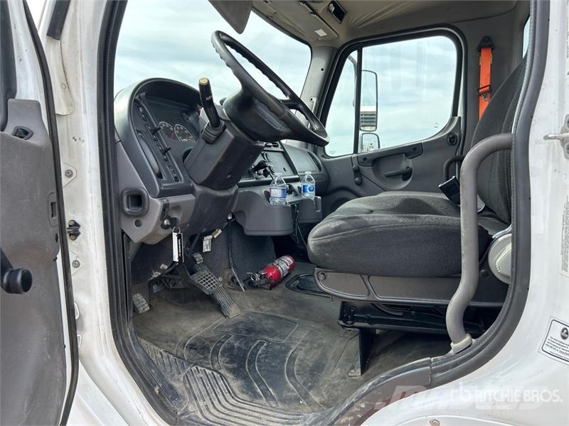 Freightliner M2 106 4x2 Rollback Truck Hinausautot