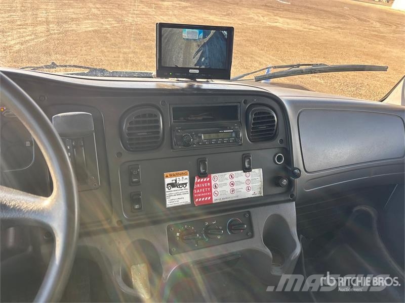 Freightliner M2 106 4x2 Van Truck Skapbiler