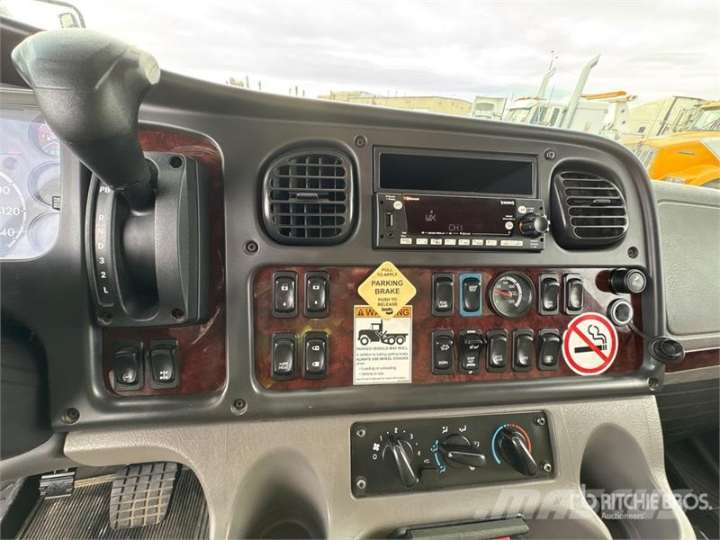 Freightliner M2 106 4x2 Freight Van Truck Sanduk kamioni