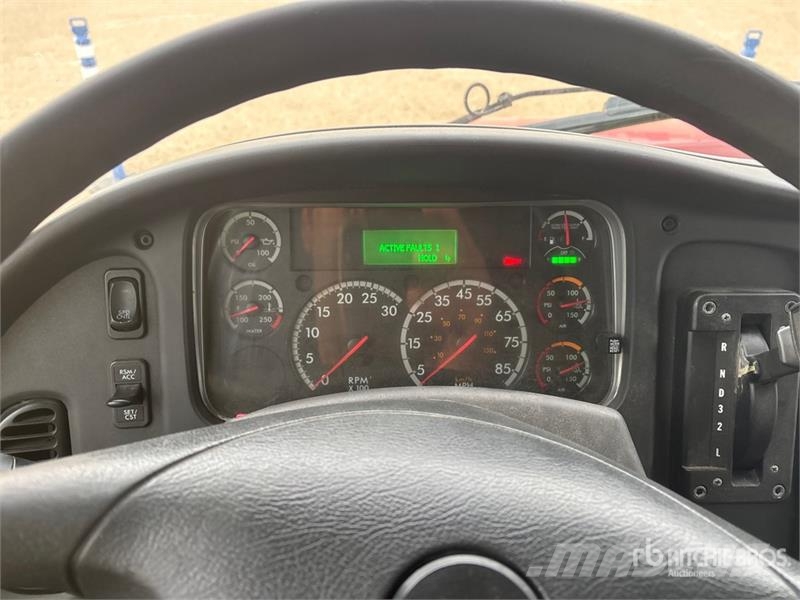 Freightliner M2 106 4x2 Van Truck Фургони