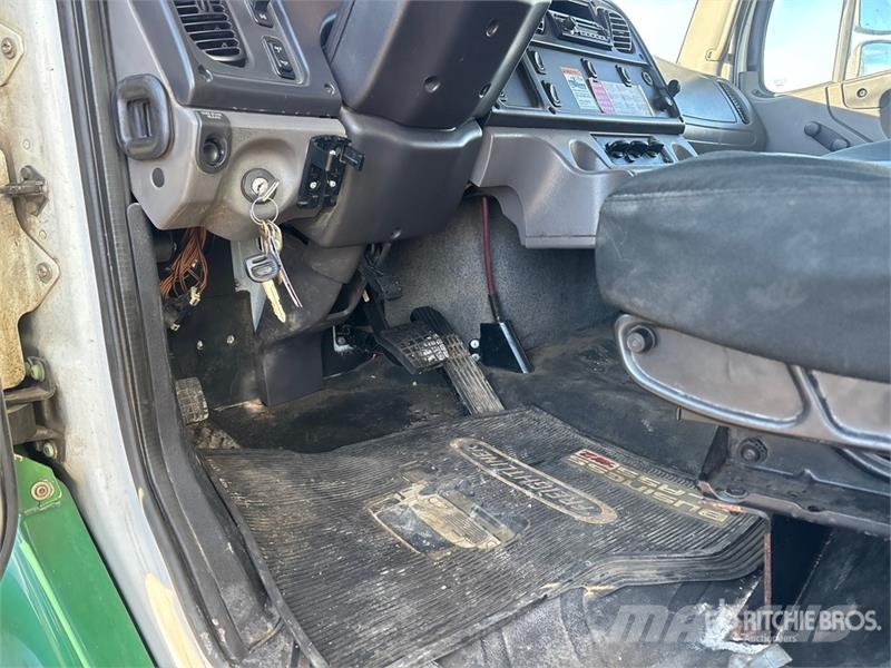 Freightliner M2 106 4x2 Van Truck Skapbiler