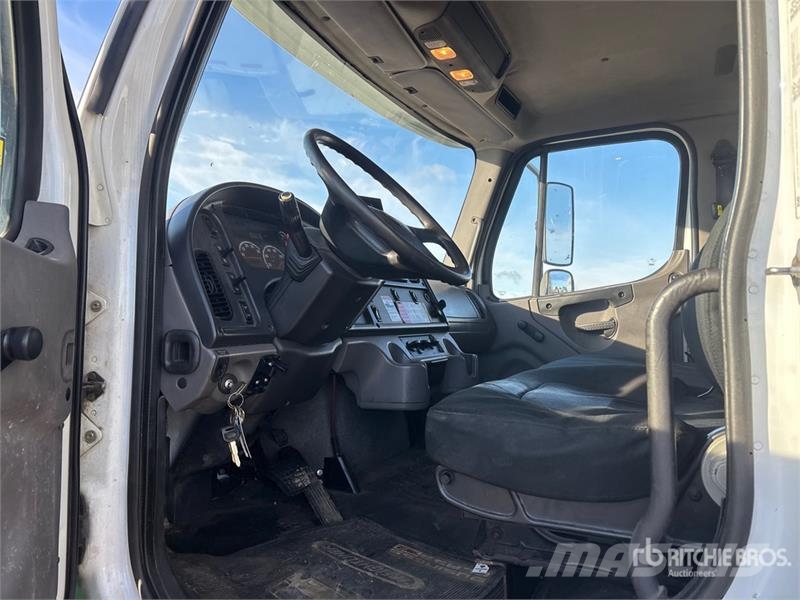 Freightliner M2 106 4x2 Van Truck Skapbiler
