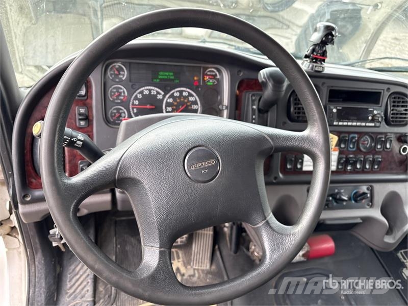 Freightliner M2 106 4x2 Freight Van Truck Фургони