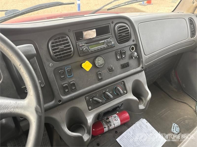 Freightliner M2 106 4x2 Van Truck Фургони