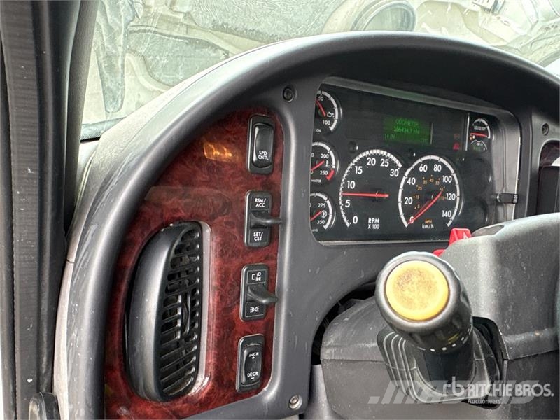 Freightliner M2 106 4x2 Freight Van Truck Фургони