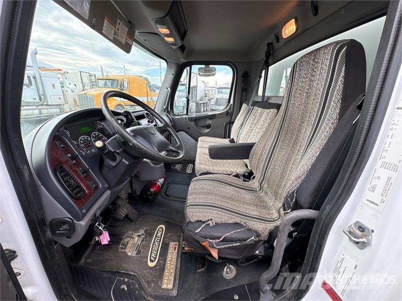 Freightliner M2 106 4x2 Freight Van Truck Sanduk kamioni
