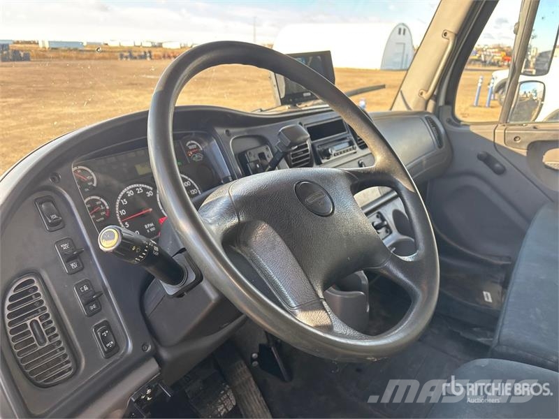 Freightliner M2 106 4x2 Van Truck Skapbiler