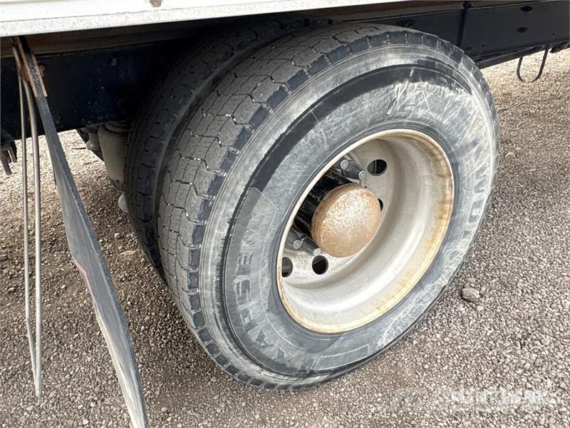Freightliner M2 106 4x2 Freight Van Truck Sanduk kamioni