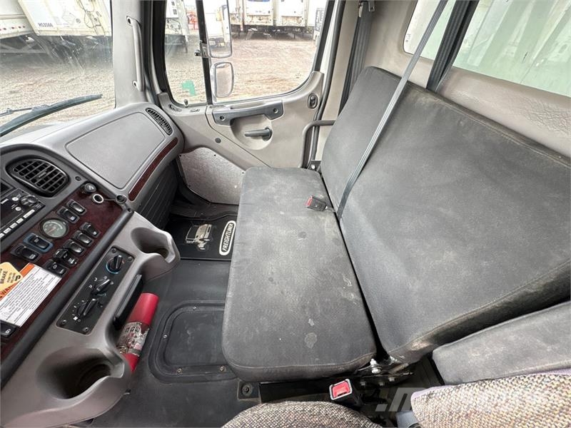 Freightliner M2 106 4x2 Freight Van Truck Фургони