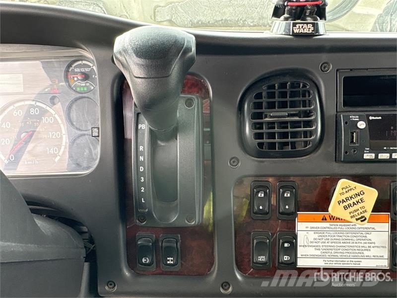 Freightliner M2 106 4x2 Freight Van Truck Фургони