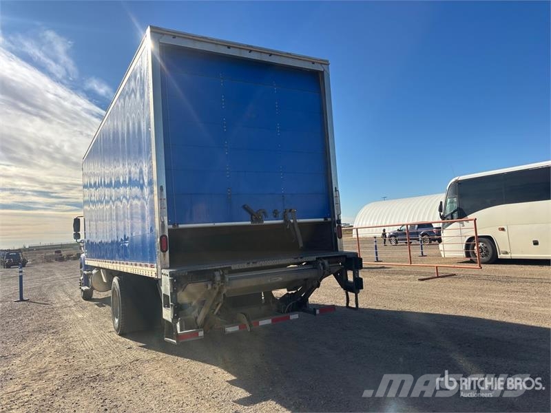Freightliner M2 112 Samochody ciężarowe ze skrzynią zamkniętą