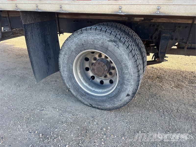 Freightliner M2 112 Samochody ciężarowe ze skrzynią zamkniętą