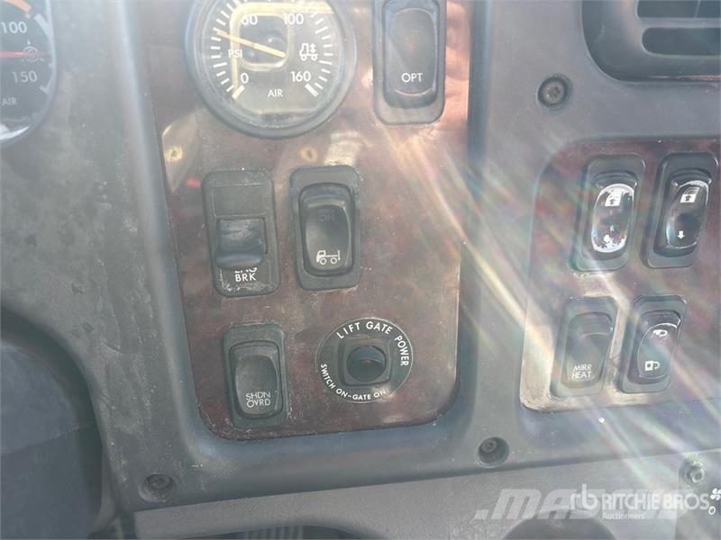 Freightliner M2 112 Samochody ciężarowe ze skrzynią zamkniętą