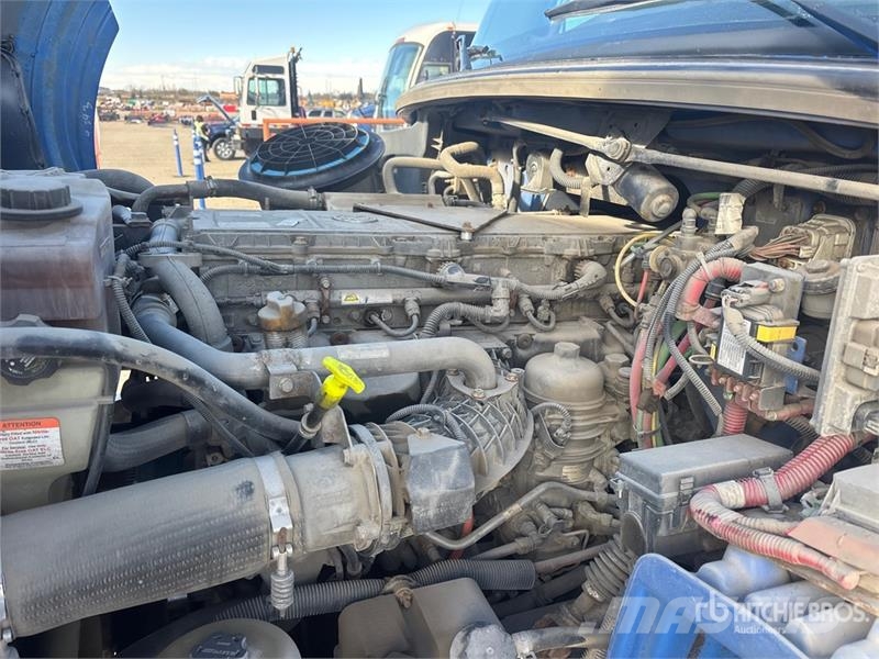 Freightliner M2 112 Samochody ciężarowe ze skrzynią zamkniętą