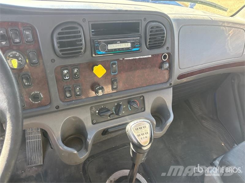Freightliner M2 112 Samochody ciężarowe ze skrzynią zamkniętą
