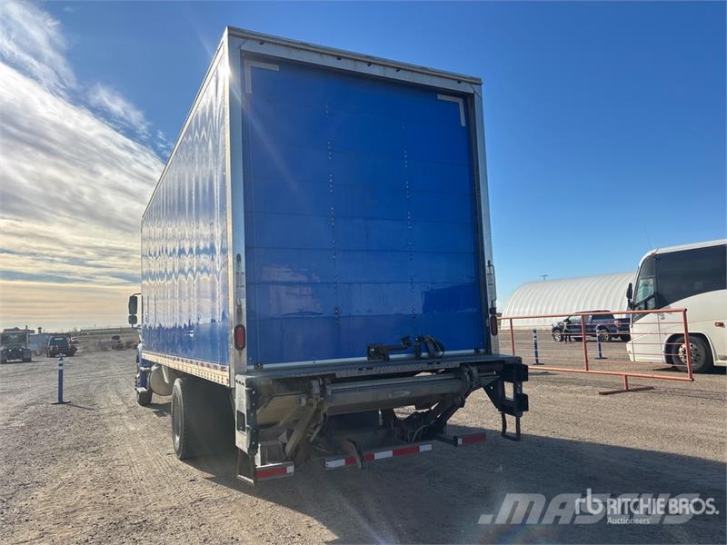 Freightliner M2 112 Samochody ciężarowe ze skrzynią zamkniętą