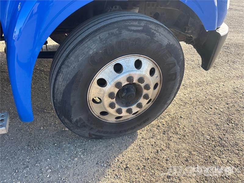 Freightliner M2 112 Samochody ciężarowe ze skrzynią zamkniętą