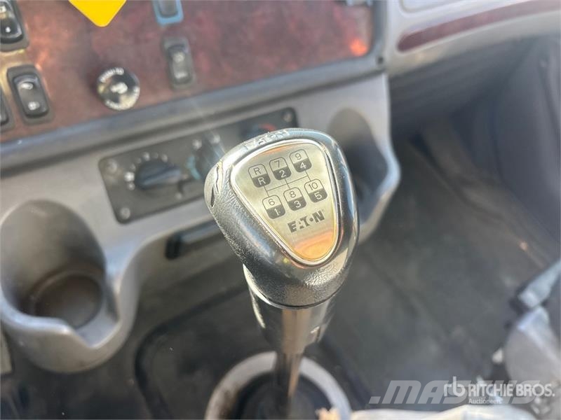 Freightliner M2 112 Samochody ciężarowe ze skrzynią zamkniętą