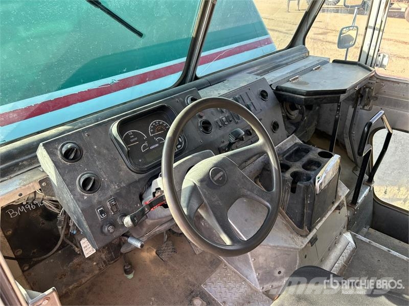 Freightliner M2 4x2 Van Truck Фургони