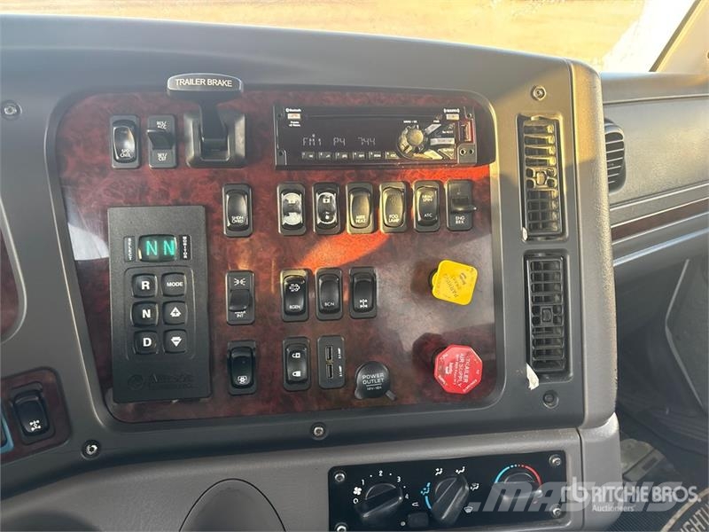 Freightliner M2 6x4 T/A Dump Truck Sora- ja kippiautot