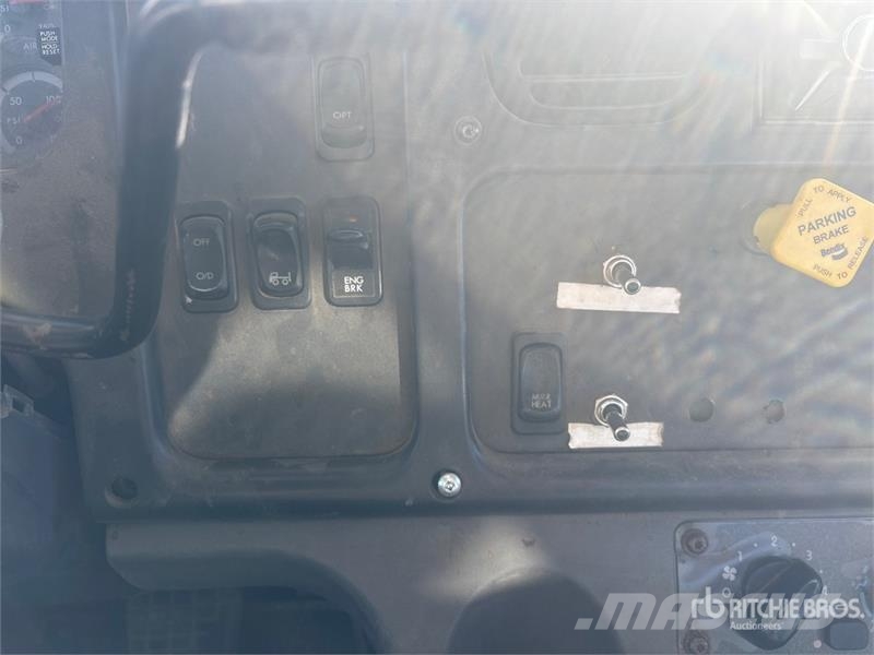 Freightliner M2 Rollback Truck Pagalbos kelyje automobiliai