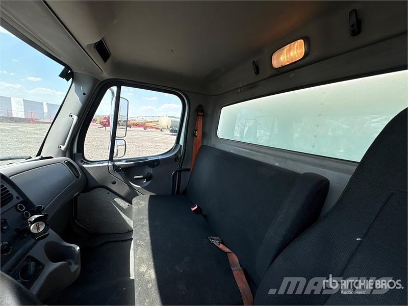 Freightliner M2106 4x2 Van Truck Camiones caja cerrada