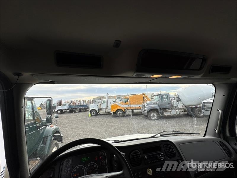 Freightliner M2106 4x2 Freight Van Truck Sanduk kamioni