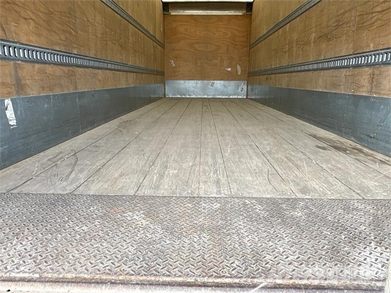 Freightliner M2106 4x2 Freight Van Truck Sanduk kamioni