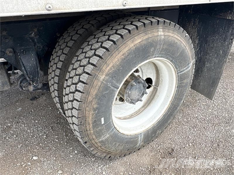 Freightliner M2106 4x2 Freight Van Truck Sanduk kamioni