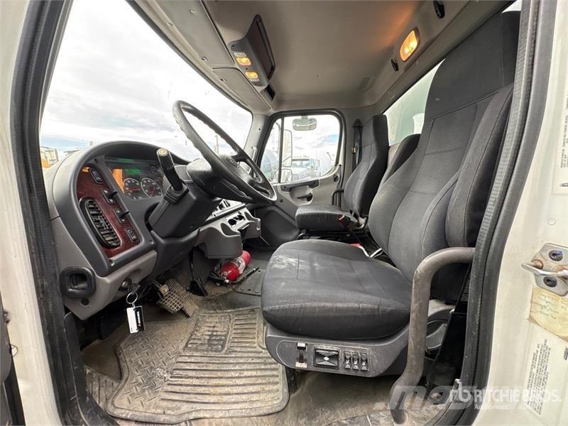 Freightliner M2106 4x2 Freight Van Truck Sanduk kamioni