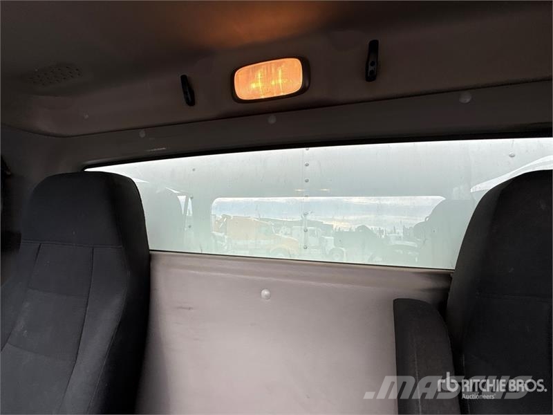 Freightliner M2106 4x2 Freight Van Truck Sanduk kamioni