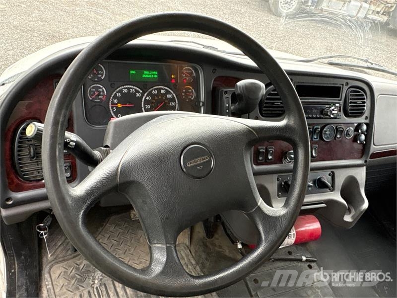 Freightliner M2106 4x2 Freight Van Truck Sanduk kamioni