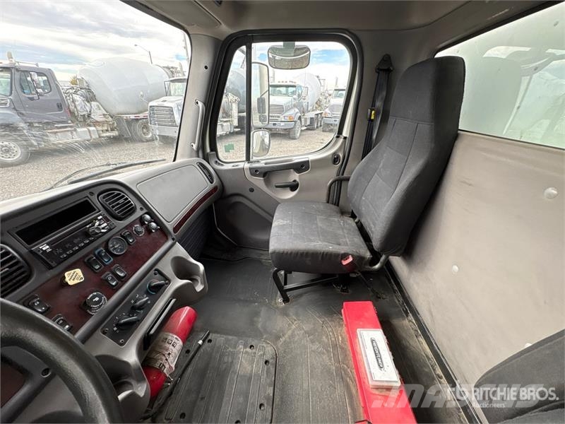 Freightliner M2106 4x2 Freight Van Truck Sanduk kamioni